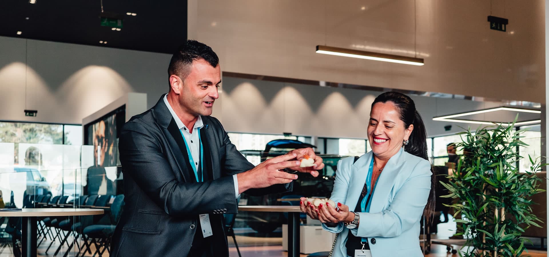Nuno Rodrigues a fazer magia de proximidade com uma convidada num evento de empresa